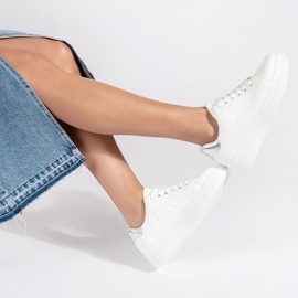 Tênis branco na plataforma 2