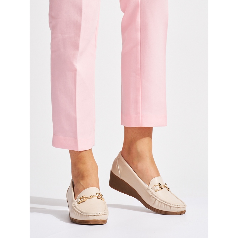 Mocassins femininos bege com fivela 1