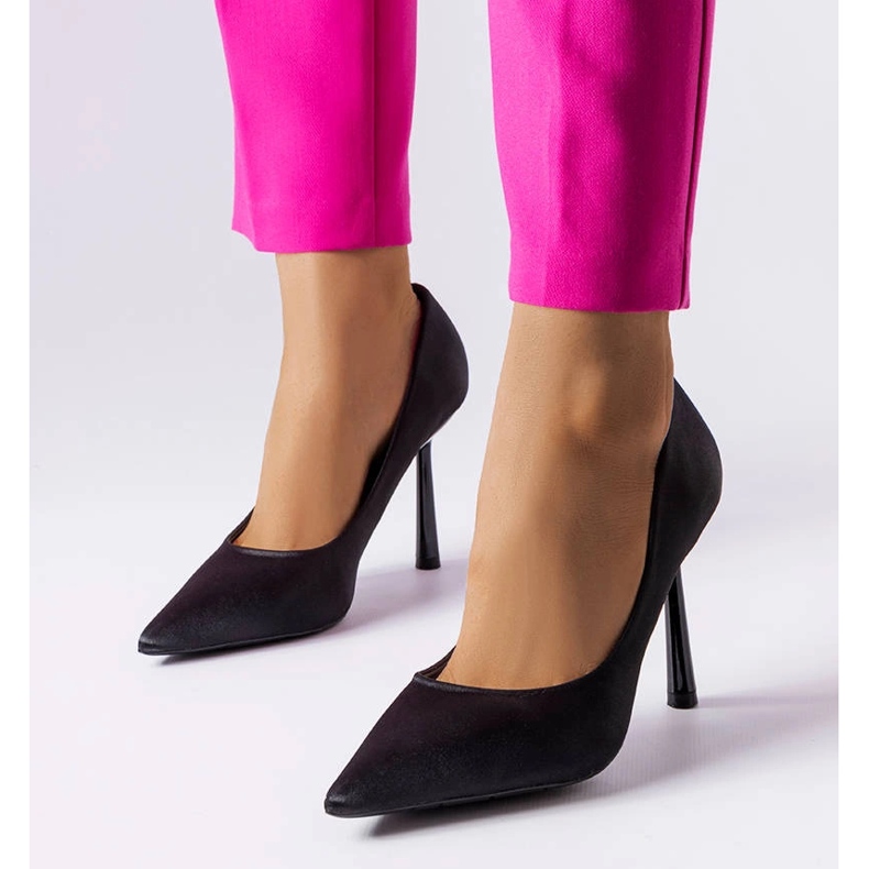 Vinceza Alfinetes pretos com acabamento acetinado da Vincez 1 Vinceza Alfinetes pretos com acabamento acetinado da Vincez 1