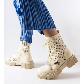 Botas corpus bege com aberturas 1