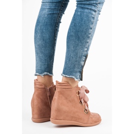 Kylie Botins amarrados com fita rosa 1