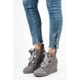 Kylie Botins amarrados com fita cinza 1