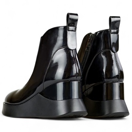 Botas femininas de couro envernizado com cunha. Botins femininos elegantes e isolados. preto 2 Botas femininas de couro envernizado com cunha. Botins femininos elegantes e isolados. preto 2