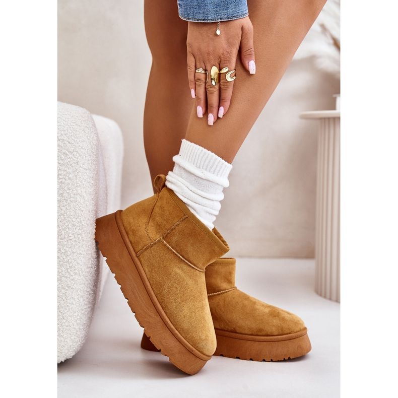 News Botas de neve femininas baixas na plataforma isoladas com pêlo de camelo marrom 2