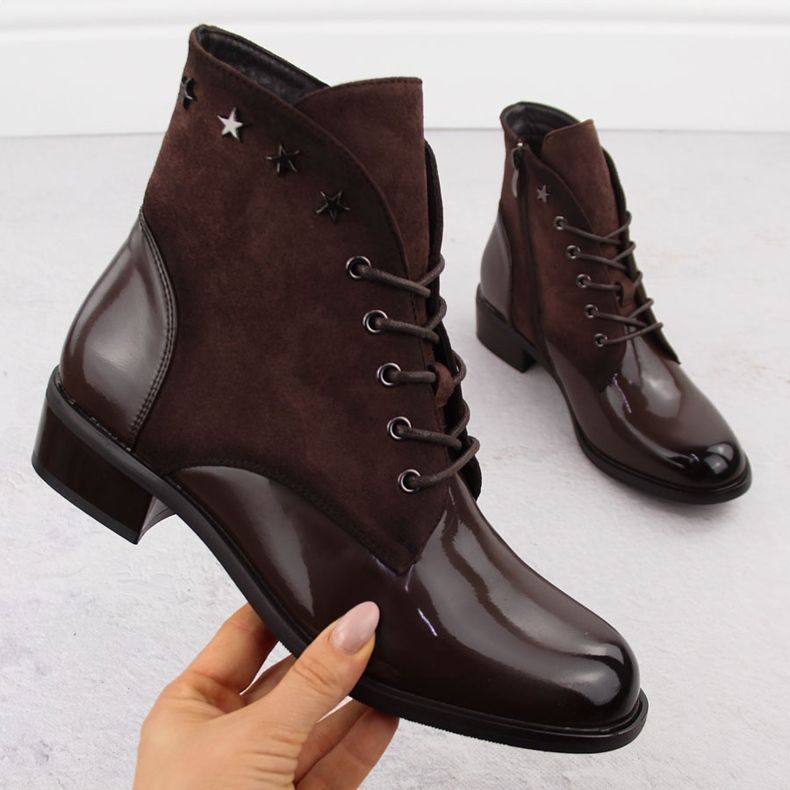 Botins femininos de couro envernizado com rebites marrons Sabatina DM24-25P marrom 1