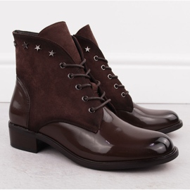 Botins femininos de couro envernizado com rebites marrons Sabatina DM24-25P marrom 2