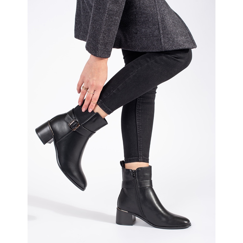 Botins femininos pretos com fivela 1
