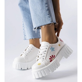 Brogues brancos decorados com flores de Gêmeos 1 Brogues brancos decorados com flores de Gêmeos 1
