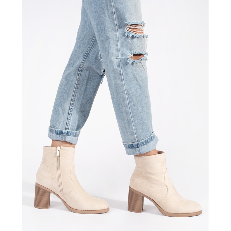 Botins clássicos femininos em camurça bege 2