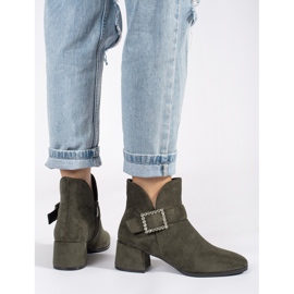 Botins femininos de camurça verde escuro com fivela prateada 2