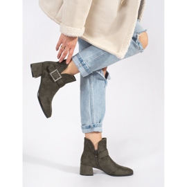 Botins femininos de camurça verde escuro com fivela prateada 1