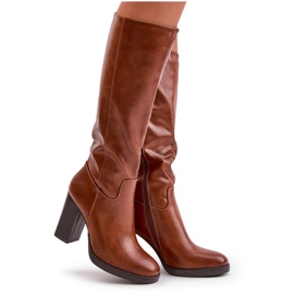 Botas femininas no posto de couro ecológico em frente ao camelo do joelho castanho 11