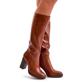 Botas femininas no posto de couro ecológico em frente ao camelo do joelho marrom 1
