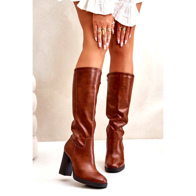 Botas femininas no posto de couro ecológico em frente ao camelo do joelho castanho 6