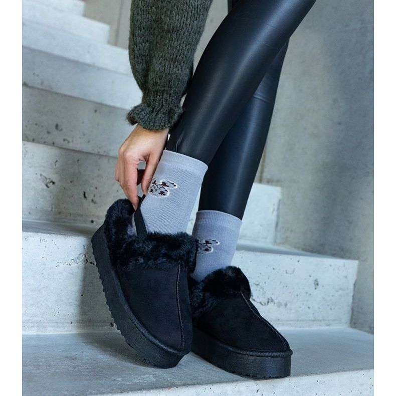 Chinelos plataforma pretos decorados com pele e com elástico no calcanhar, Frank 1