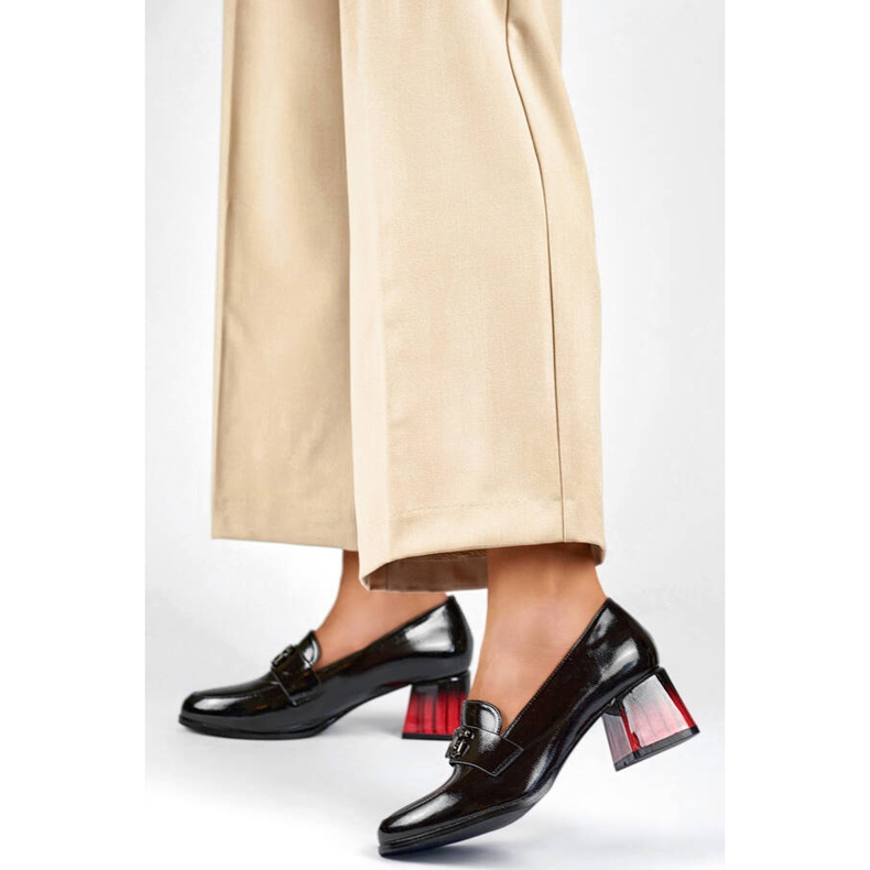 Sapatos femininos envernizados com decoração de salto, pretos GD-FL479-B 2