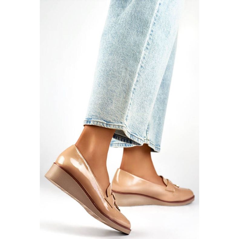 Sapatos femininos lacados com cunha bege 24-58266BE 2