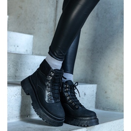 Tênis preto com sola grossa e melhor pelo 1