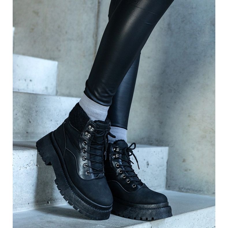 Tênis preto com sola grossa e melhor pelo 1