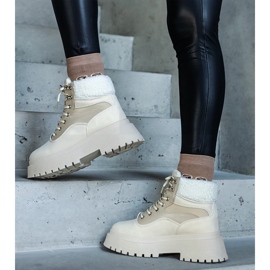 Tênis bege com sola grossa e pele da Best 1