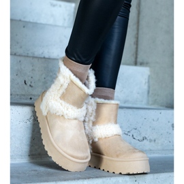 Botas de neve com plataforma de camurça ecológica bege decoradas com pele da Peters 2