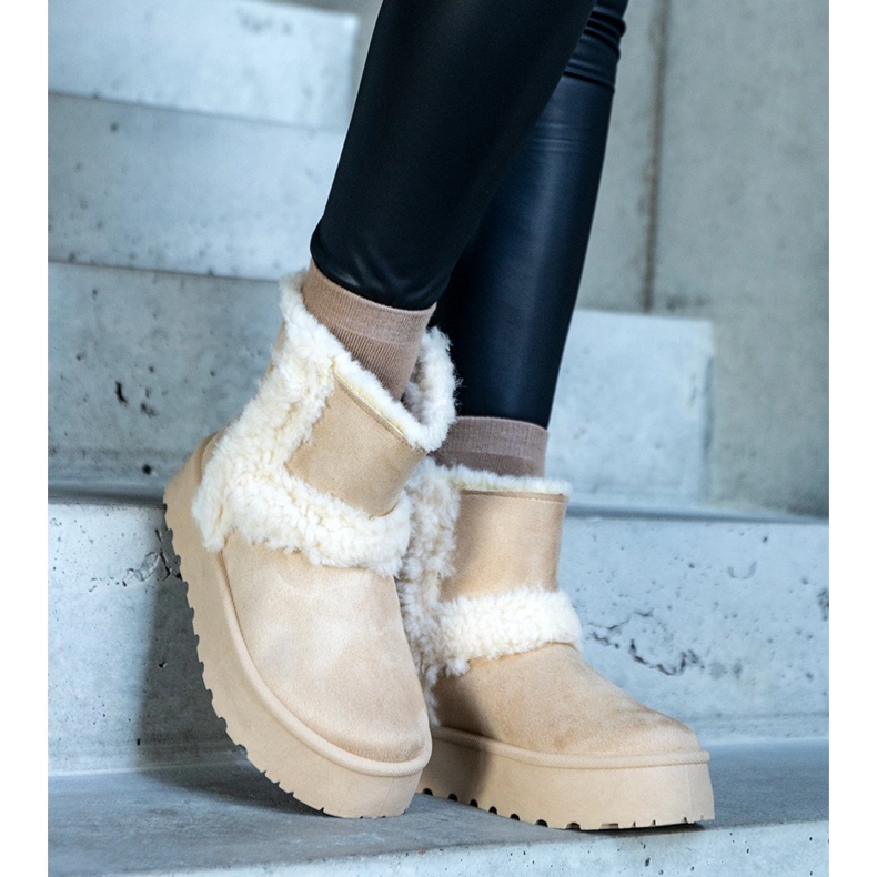 Botas de neve com plataforma de camurça ecológica bege decoradas com pele da Peters 2 Botas de neve com plataforma de camurça ecológica bege decoradas com pele da Peters 2