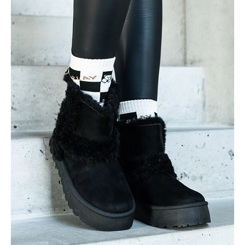 Botas de neve com plataforma de camurça ecológica pretas decoradas com pele da Peters preto 1 Botas de neve com plataforma de camurça ecológica pretas decoradas com pele da Peters preto 1