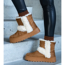 Botas de neve com plataforma de camurça ecológica marrom decoradas com pele da Peters castanho 1