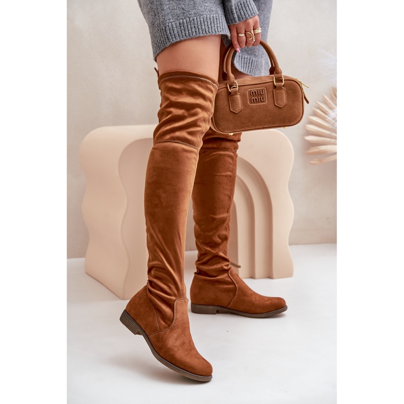 Botas acima do joelho de salto baixo feitas de camurça ecológica Camel Linnithia marrom 2