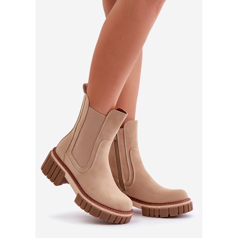 Botas Chelsea com zíper isolado bege Linneviae 1 Botas Chelsea com zíper isolado bege Linneviae 1