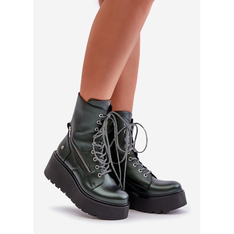 Botas de trabalho de couro com plataforma e cunha Maciejka 06676-09 Verde 1 Botas de trabalho de couro com plataforma e cunha Maciejka 06676-09 Verde 1