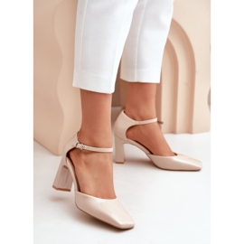 Bombas de couro envernizado bege Emindria com salto alto 2