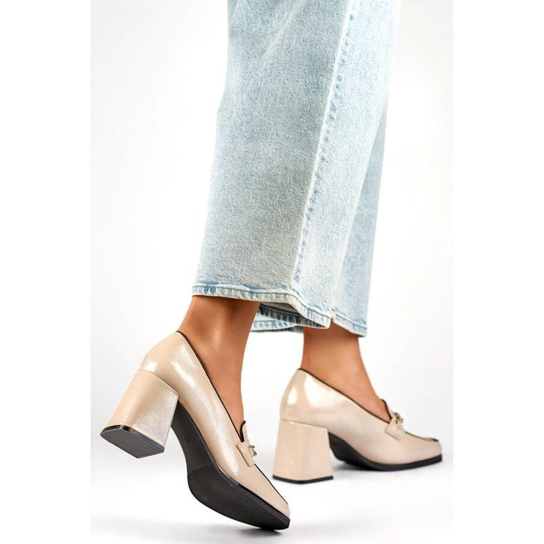 Sapatos elegantes bege envernizados com salto alto 1 Sapatos elegantes bege envernizados com salto alto 1