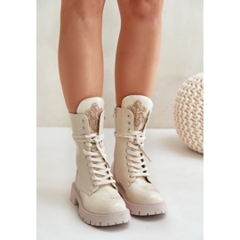 Botas de tornozelo de trabalhador isoladas patenteadas com decoração bege Kelilea 1