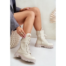 Botas de tornozelo de trabalhador isoladas patenteadas com decoração bege Kelilea 2 Botas de tornozelo de trabalhador isoladas patenteadas com decoração bege Kelilea 2