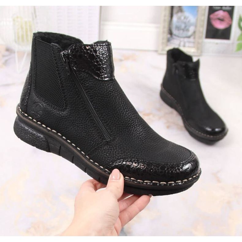 Botas confortáveis com zíperes Rieker W RKR555 isolados preto 1 Botas confortáveis com zíperes Rieker W RKR555 isolados preto 1