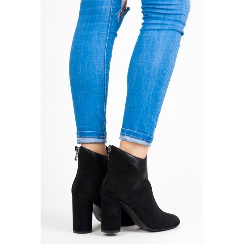 Vices Botas em uma postagem preto 1