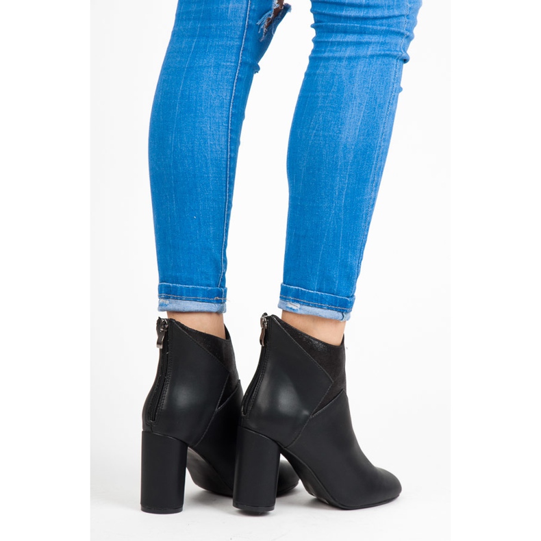 Vices Botas em uma postagem preto 1