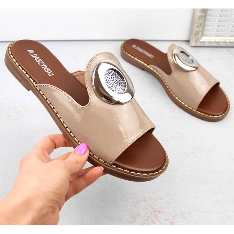 Chinelos bege envernizados M.Daszyński W SAN34 2