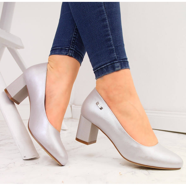 Sapatos femininos de pérolas prateadas com salto alto decorativo de Sergio Leone prata 1