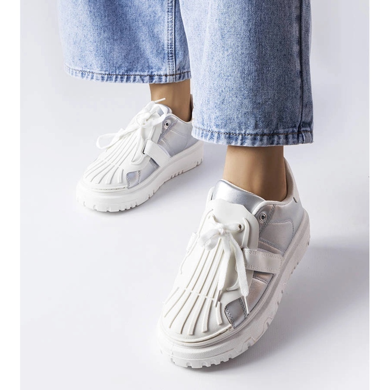 Tênis esportivos femininos prateados na plataforma prata 1