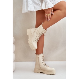 Botas femininas isoladas com pinos bege 3