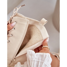 Botas femininas isoladas com pinos bege 2