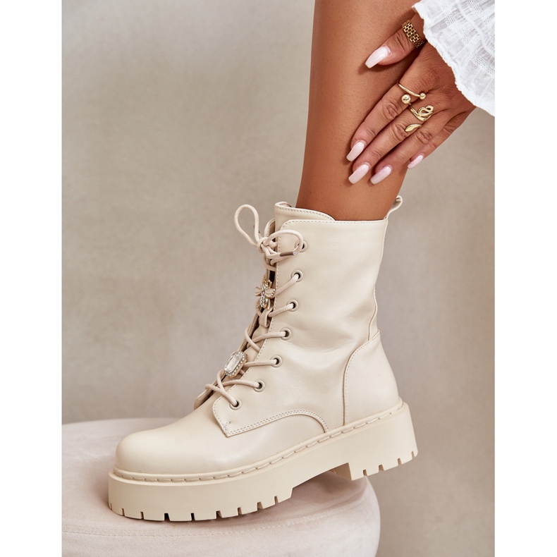 Botas femininas isoladas com pinos bege 1