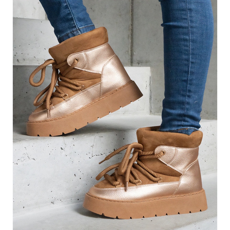 Botas de neve femininas marrons na plataforma, isoladas com pele marrom 1