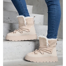 Botas de neve femininas bege na plataforma, isoladas com pele 1