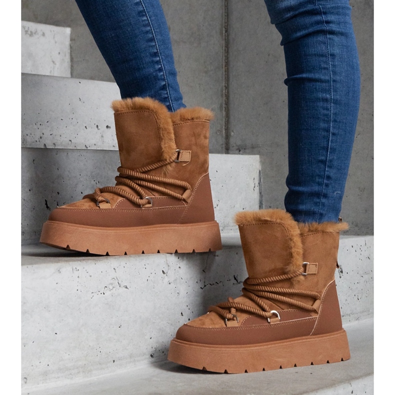 Botas de neve femininas marrons na plataforma, isoladas com pele marrom 1