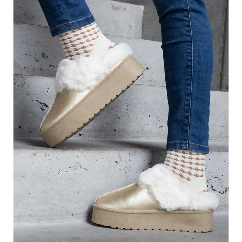 Chinelos plataforma dourados decorados com pele e elástico no calcanhar 1