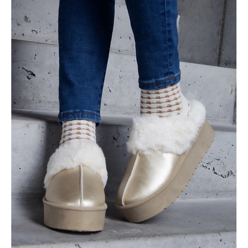 Chinelos plataforma dourados decorados com pele e elástico no calcanhar 2