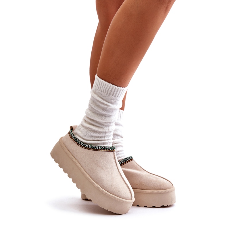 Chinelos femininos na plataforma com bordado bege leve 1